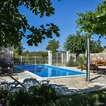 Stone House Kula Milica * Mala Cista