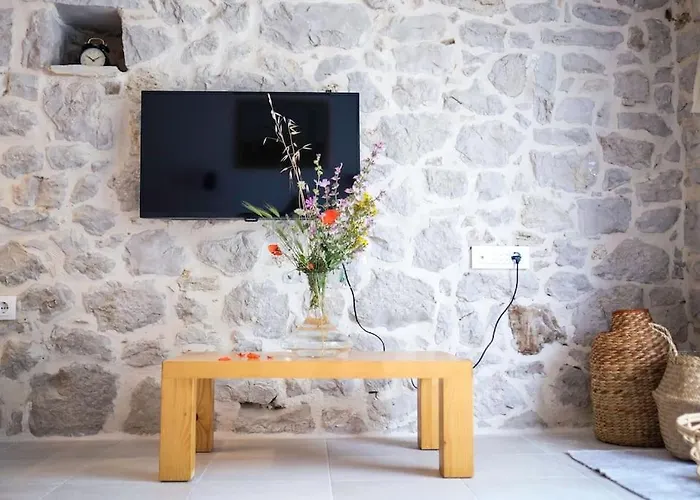 Stone House Kula Milica * Mala Cista